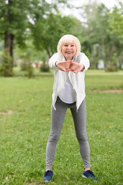 Seniorin Dehnt Sich Auf Grünem Rasen Park — Stockfoto