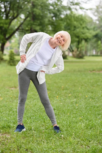 Happy Senior Sportovkyně Cvičení Zeleném Trávníku Parku — Stock fotografie