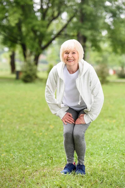 Happy Senior Sportswoman Squating Green Lawn Park — Stock Photo, Image