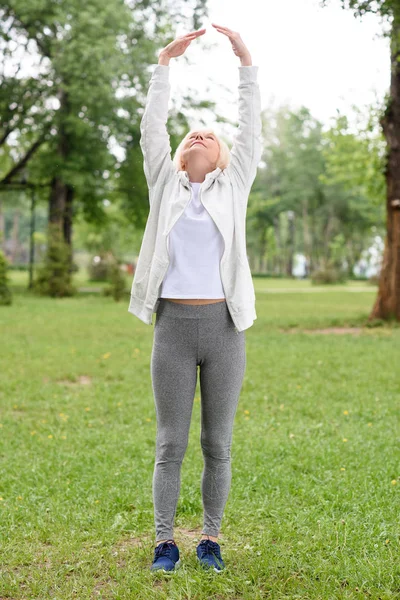 Senior Idrottskvinna Träning Och Stretching Grön Gräsmatta Park — Stockfoto