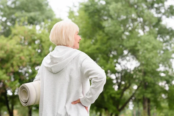 Vista Posteriore Della Donna Anziana Con Tappetino Yoga Nel Parco — Foto Stock