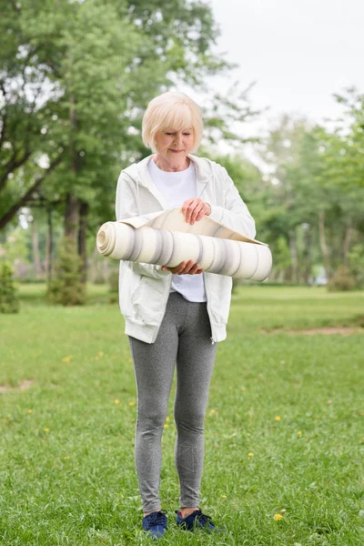 Athletische Seniorin Mit Yogamatte Grünen Park — kostenloses Stockfoto