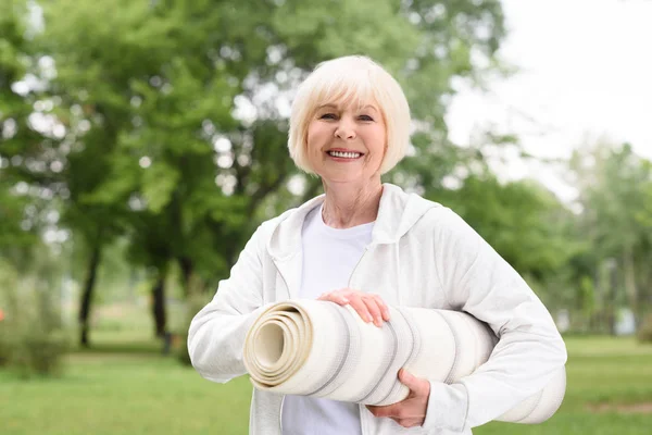 Allegra Donna Anziana Con Stuoia Yoga Nel Parco — Foto Stock