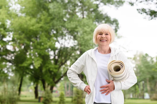 Fröhliche Ältere Frau Hält Yogamatte Park — Stockfoto