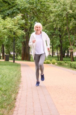 gülümseyen kıdemli sporcumuz Park'ta çalışan