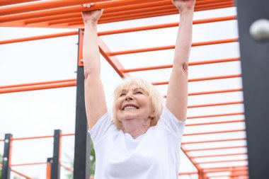 spor zemin üzerinde egzersiz neşeli kadın kıdemli