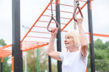 üst düzey sporcumuz halkaları üzerinde eğitim spor oynuyorsunuz