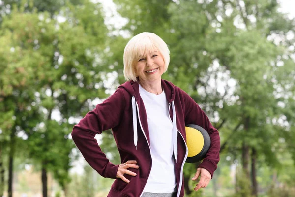 Smiling Senior Sportswoman Standing Medicine Ball Park — Stock Photo, Image
