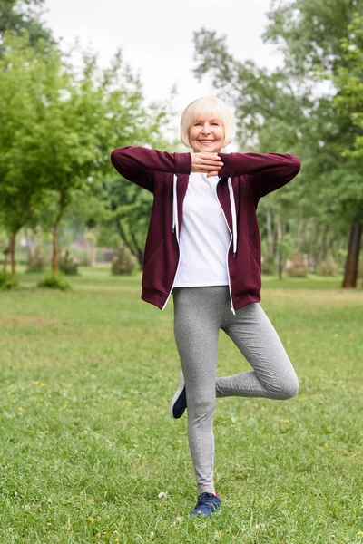 Ältere Frau Baumpose Praktiziert Yoga Auf Grünem Rasen Park — Stockfoto