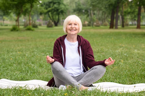 Happy Senior Woman Meditating Gyan Mudra Yoga Mat Park — Stock Photo, Image