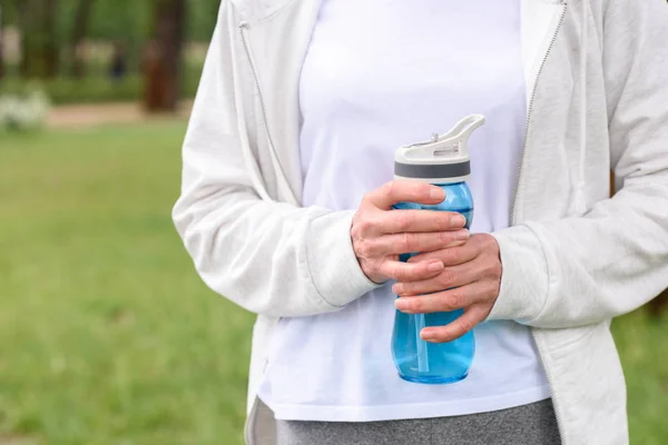 Ausgeschnittene Ansicht Einer Sportlerin Mit Sportflasche Und Wasser — kostenloses Stockfoto