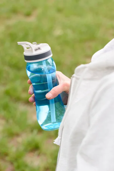 Обрезанный Вид Женщины Синей Спортивной Бутылкой Воды — стоковое фото