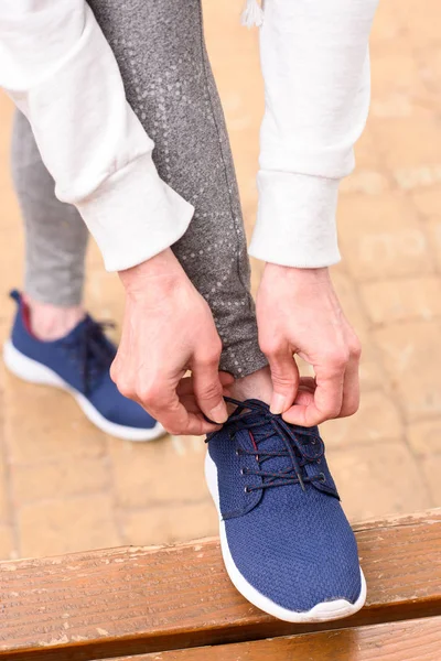 Vista Recortada Deportista Atando Cordones Zapatos Zapatillas —  Fotos de Stock