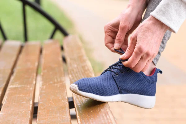 Vista Parcial Deportista Atando Cordones Zapatillas — Foto de Stock