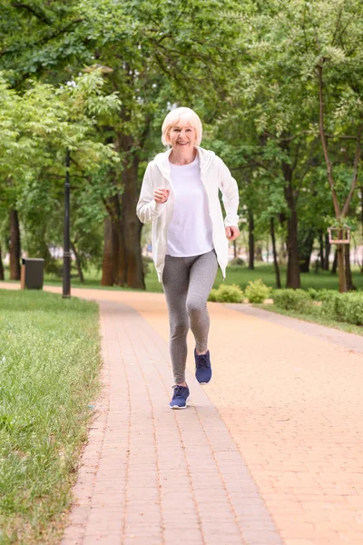 gülümseyen kıdemli sporcumuz Park'ta çalışan