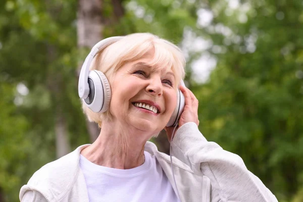 Sorridente Desportista Sênior Ouvir Música Com Fones Ouvido Parque — Fotografia de Stock