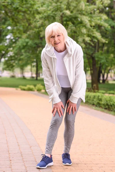 Elderly Sportswoman Knee Pain Standing Park — Stock Photo, Image