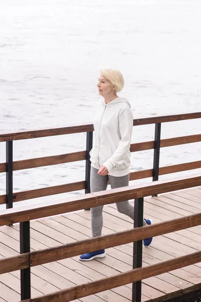 Ανώτερος Γυναίκα Γκρίζα Μαλλιά Περπάτημα Στο Ξύλινο Μονοπάτι Κοντά Ποταμός — Δωρεάν Φωτογραφία