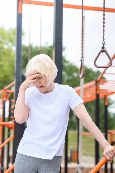 Seniorin Steht Müde Auf Sportplatz — Stockfoto