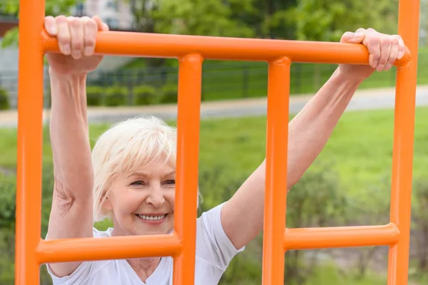 Elderly Sportswoman Grey Hair Exercising Sports Ground — Free Stock Photo