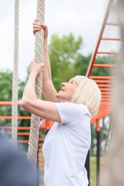 Mulher Idosa Exercitando Com Corda Chão Esportes — Fotografia de Stock