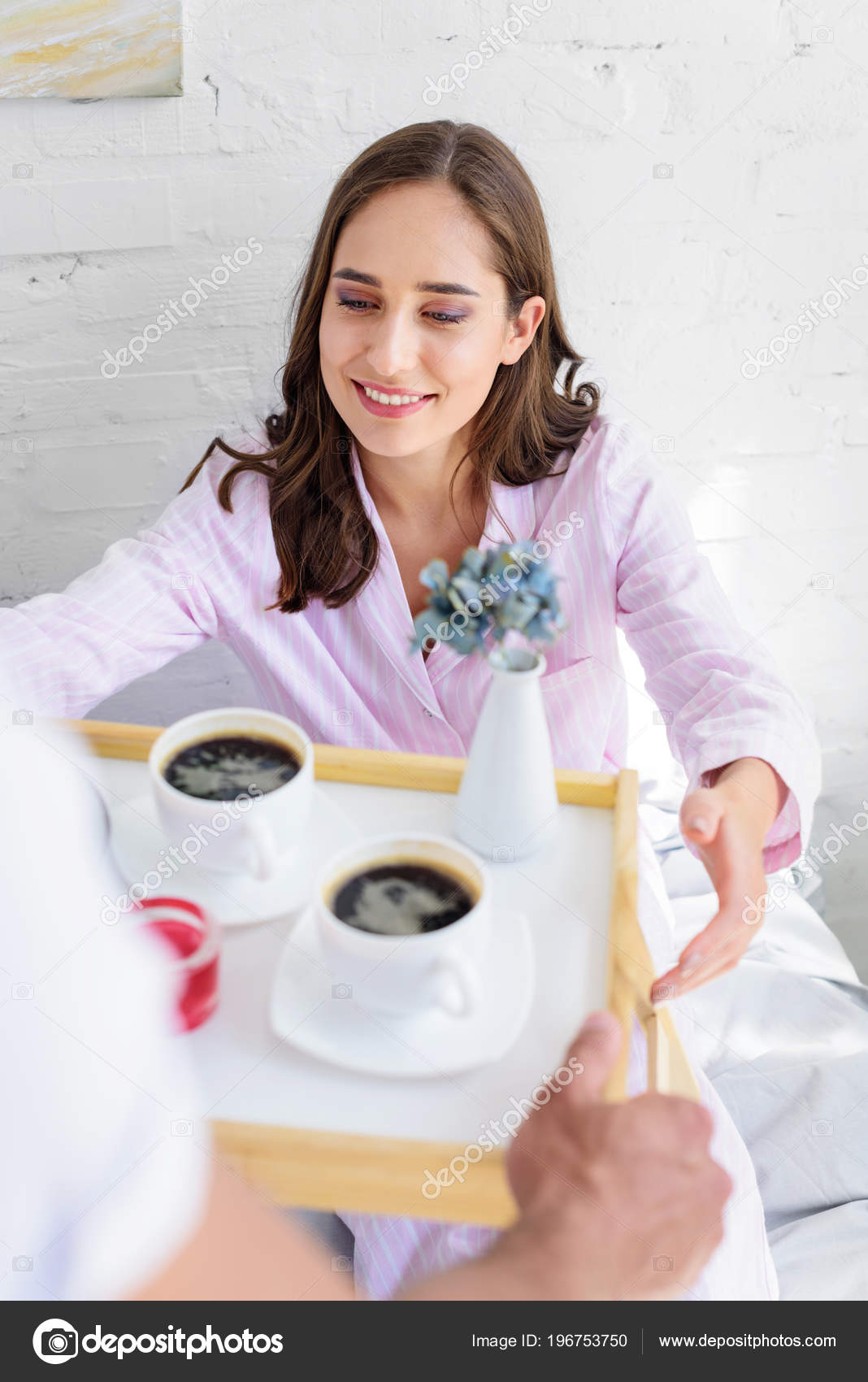 朝のコーヒー カップを持つ若い幸せな妻撮影トレイ 無料のストック写真 C Igorvetushko