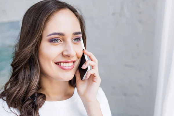 Hermosa Mujer Joven Sonriente Hablando Por Teléfono Inteligente Mirando Casa — Foto de Stock