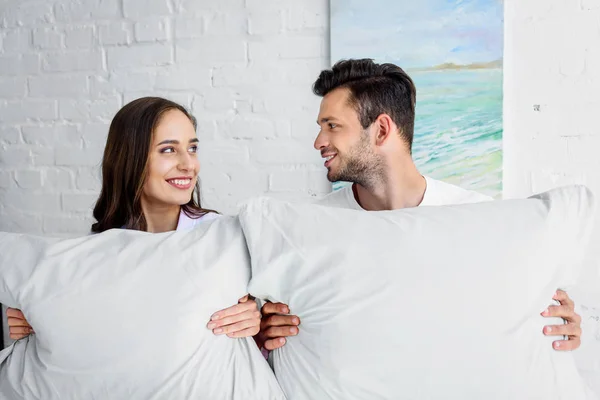 Atractiva Novia Novio Feliz Sentado Cama Con Almohadas — Foto de Stock