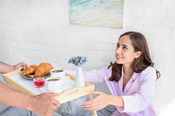 Hermosa Feliz Esposa Tomando Bandeja Con Desayuno Marido — Foto de Stock