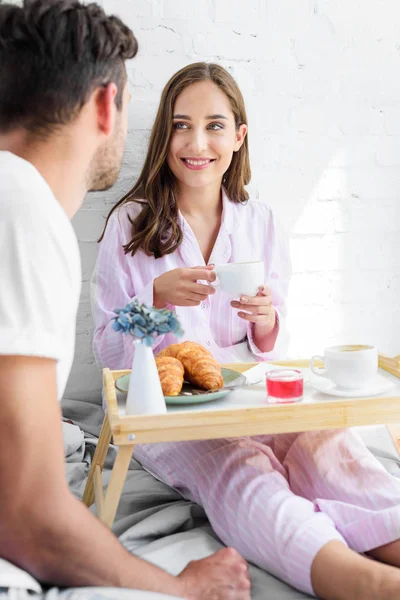 Jovem Família Feliz Pijama Tomando Café Manhã Cama Juntos — Fotografia de Stock