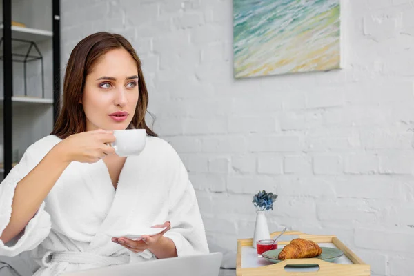 Schöne Frau Weißen Bademantel Trinkt Kaffee Zum Frühstück Schlafzimmer — kostenloses Stockfoto