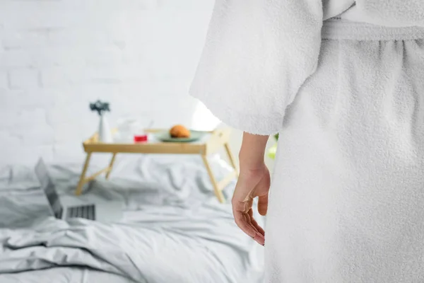 Vista Parziale Della Donna Piedi Vicino Letto Con Colazione — Foto Stock