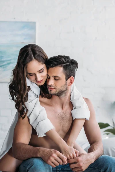 Beautiful Girlfriend Hugging Boyfriend Back Bed Home — Stock Photo, Image