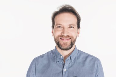 beyaz izole kamera bakarak neşeli sakallı adam portresi