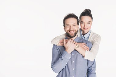 beyaz izole kadın kucaklama gülümseyen koca portresi
