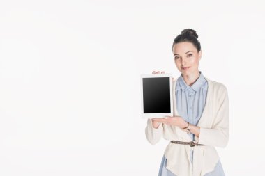 casual giyim gösteren dijital tablet ile boş perde üzerinde beyaz izole kadın portresi