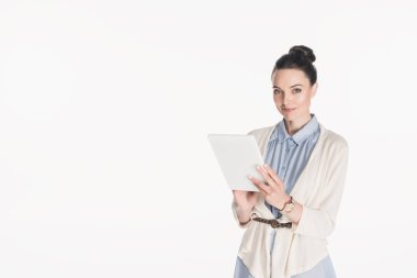 Dijital tablet üzerinde beyaz izole ile casual giyim gülümseyen kadın portresi