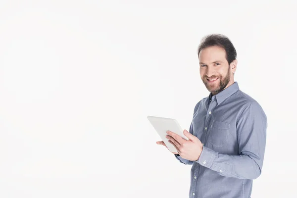 Retrato Hombre Sonriente Con Tableta Digital Manos Aisladas Blanco — Foto de Stock