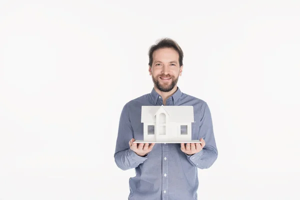 Retrato Hombre Barbudo Alegre Sosteniendo Modelo Casa Manos Aisladas Blanco — Foto de stock gratis