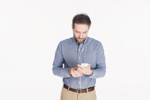 Retrato Hombre Auriculares Usando Smartphone Aislado Blanco — Foto de stock gratis