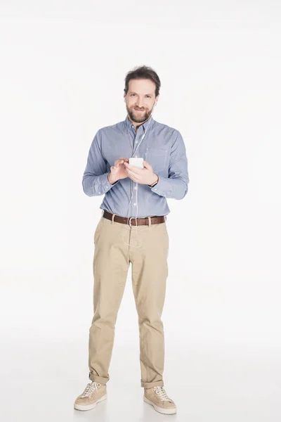 Hombre Sonriente Con Smartphone Escuchando Música Auriculares Aislados Blanco — Foto de Stock