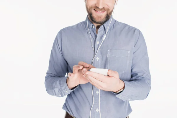 Vista Parziale Uomo Barbuto Sorridente Auricolare Utilizzando Smartphone Isolato Bianco — Foto Stock