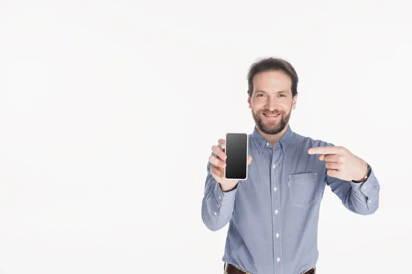 Портрет Усміхненого Бородатого Чоловіка Який Вказує Смартфон Порожнім Екраном Руці — стокове фото