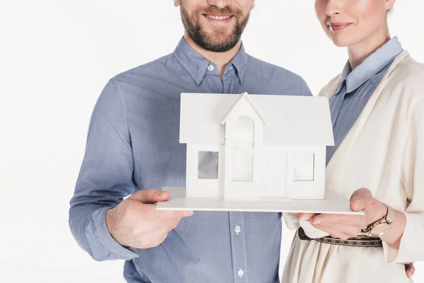 Частичный Вид Улыбающейся Супружеской Пары Моделью Дома Изолированной Белом — стоковое фото
