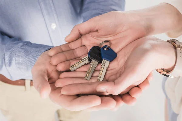 Gedeeltelijke Weergave Van Paar Sleutels Van Nieuw Huis Bij Elkaar — Stockfoto