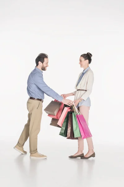 Vista Lateral Del Hombre Sonriente Tomando Bolsas Esposa Aislado Blanco — Foto de stock gratuita