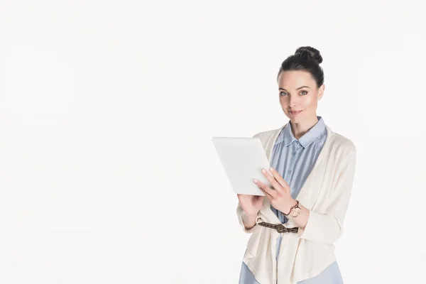 Dijital Tablet Üzerinde Beyaz Izole Ile Casual Giyim Gülümseyen Kadın — Stok fotoğraf