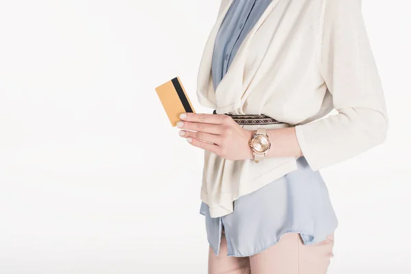 白で隔離の手でクレジット カードを保持している女性の部分的なビュー  — 無料ストックフォト