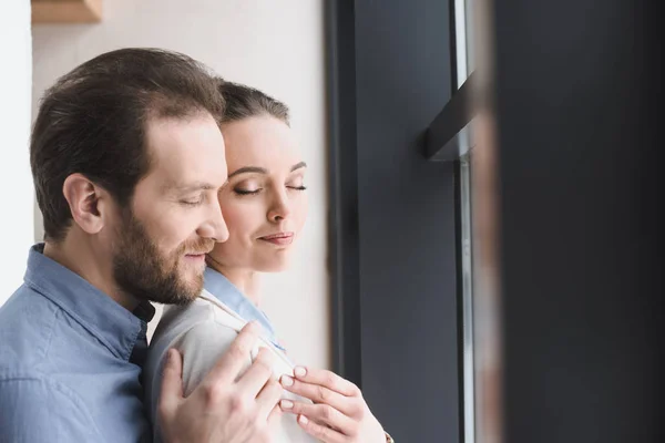 Side View Smiling Man Hugging Beautiful Wife — Free Stock Photo