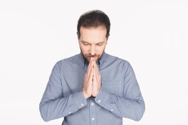 gömlek beyaz izole dua içinde sakallı adam portresi